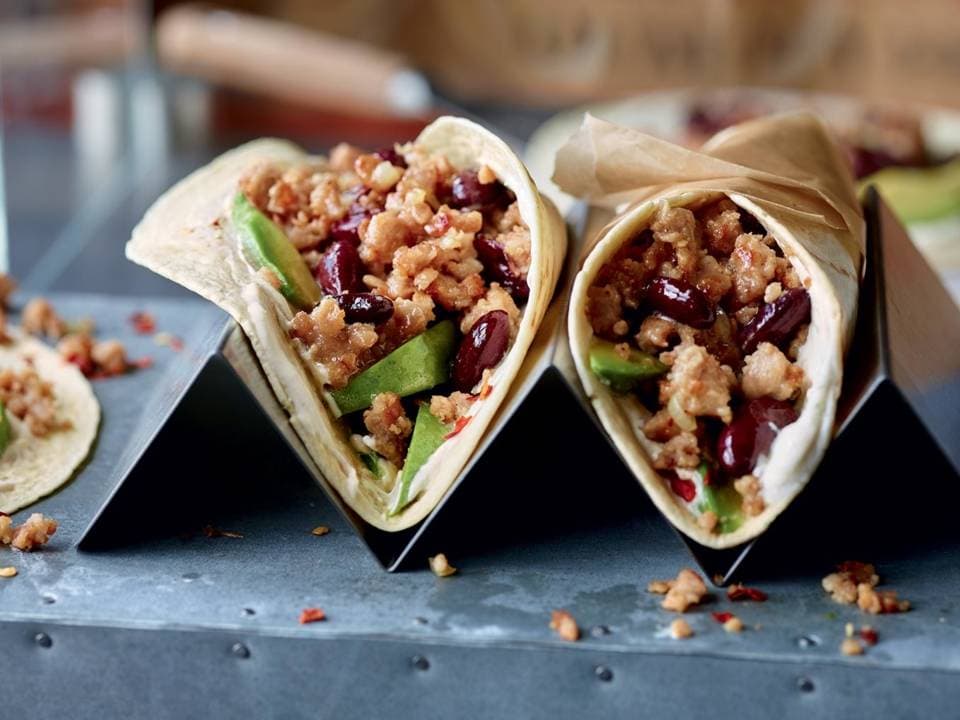 Burritos-a-la-saucisse-haricots-et-avocat